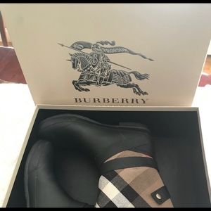 Burberry short rain boots size 9